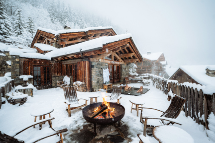 A hot tub wit a fantastic view of snow-covered alps.