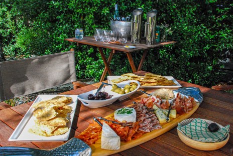 Return to the lodge for après and dinner